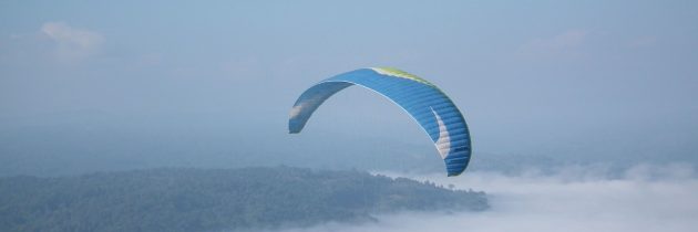 Jakie są rodzaje skoków spadochronowych i jak można je modyfikować?